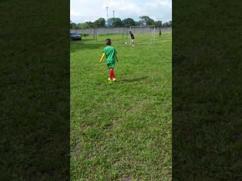 Ay talento en honduras cual Messi cual cristiano apoyemos lo nuestro