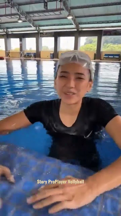 Yolla Yuliana renang mau jadi mermaid !