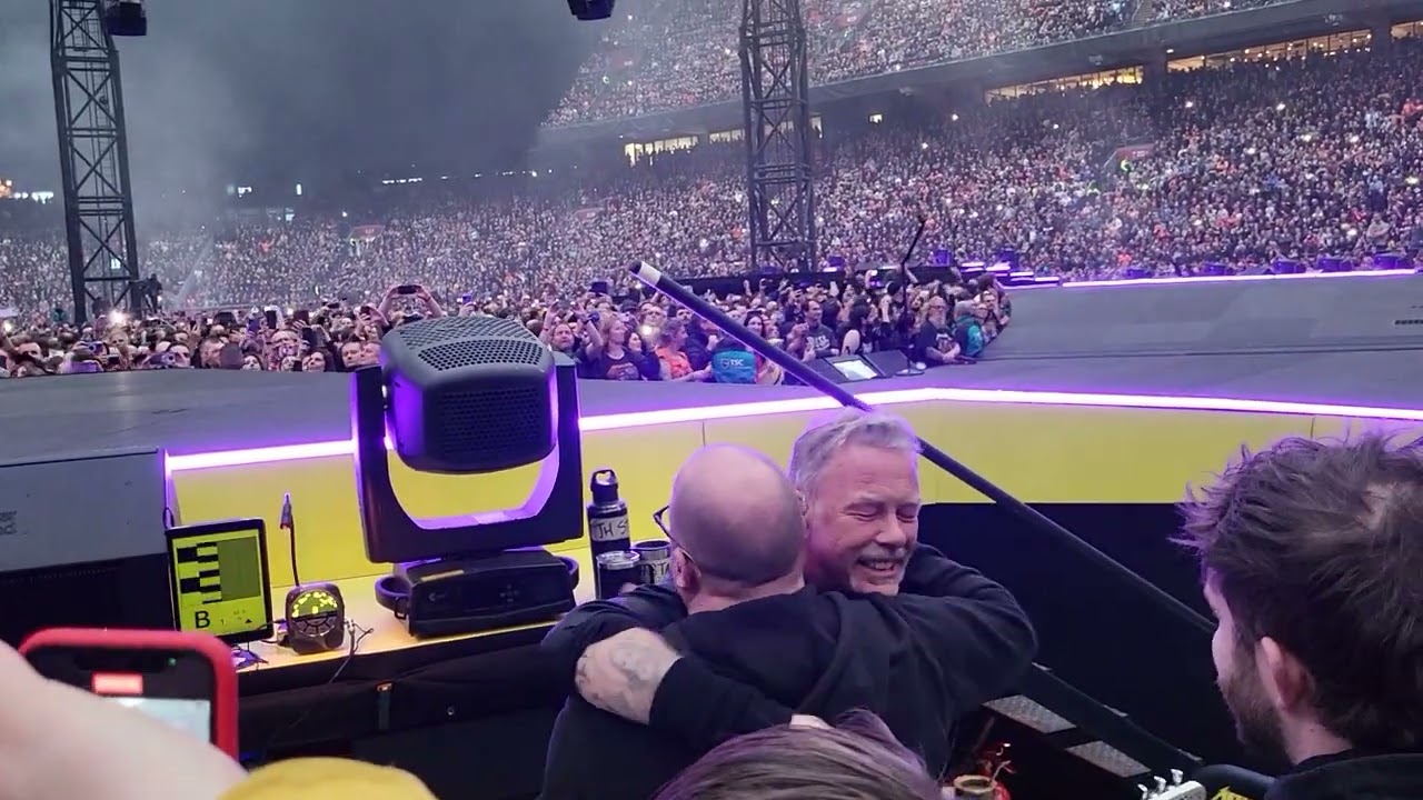 Metallica goes on stage..... first gig 