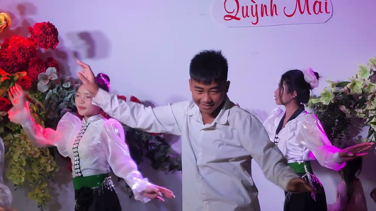 Đội văn nghệ nhĩ bản Lụng Tra 