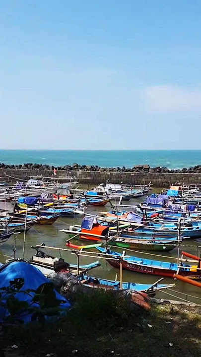 see many fishing boats moored on Pamayang beach