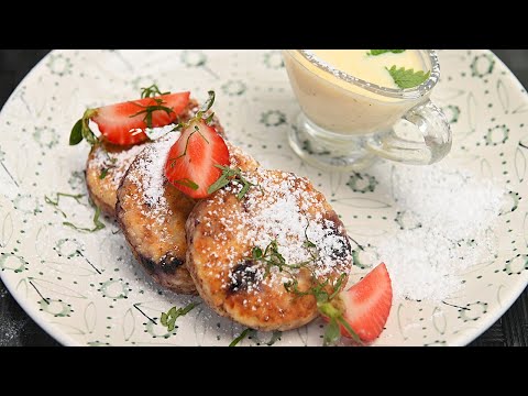 Сырники с черникой и соусом крем англез. Смузи с личи и клубникой