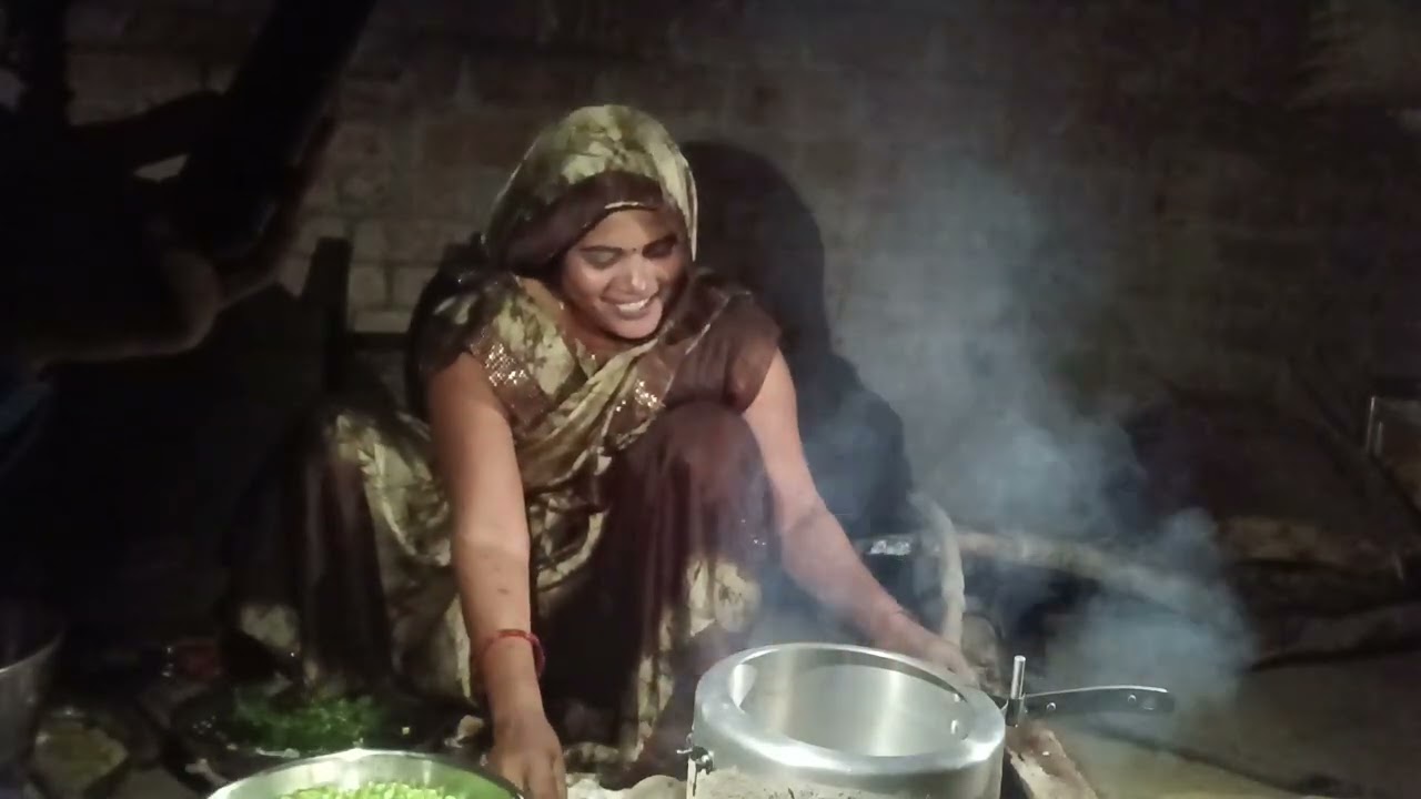 सुनीता जी आज अपने घर खिचड़ी बना रही है 