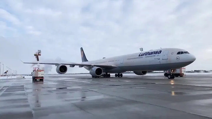 A340-600 Lufthansa deicing in Munich