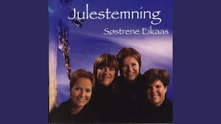 Video thumbnail of "Søstrene Eikaas - Nå Tennes Tusen Julelys"