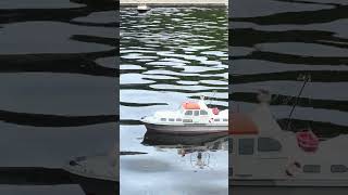 Kleinster Teich , Nähe Krupp Rheinhausen ein paar RC Schiffe