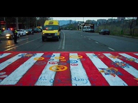 თბილისში ქვეითთა გადასასვლელი \"ზებრა\" მოხატეს, ოღონდ მძღოლები ქვეიტებს მაინც არ ატარებენ