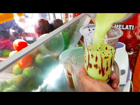 indonesian-street-food---avocado-chocolate-milkshake-/-es-alpukat