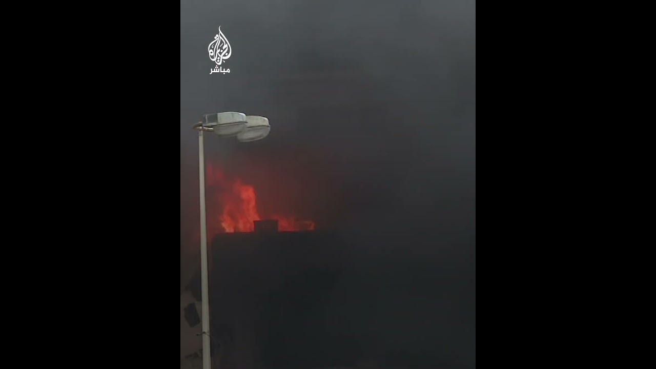 اندلاع حريق في أحد المباني بعد غارة إسرائيلية استهدفت محيط مستشفى الزهراء في بيروت