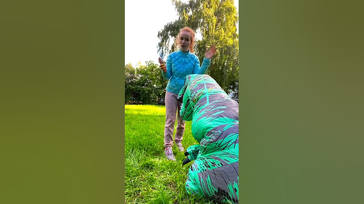 Прикол с динозавром. Динозавр на улице.