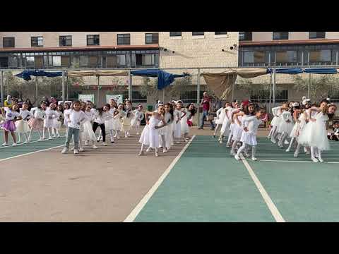 طفل صغير بالمولد فرحان كثير