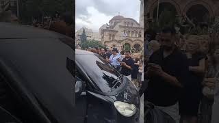 Ο κόσμος δεν σταματάει έξω από τον ναό να τραγουδάει Μαζωνάκη