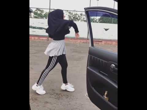 Cewek cantik jilbab joget sambil mobil jalan
