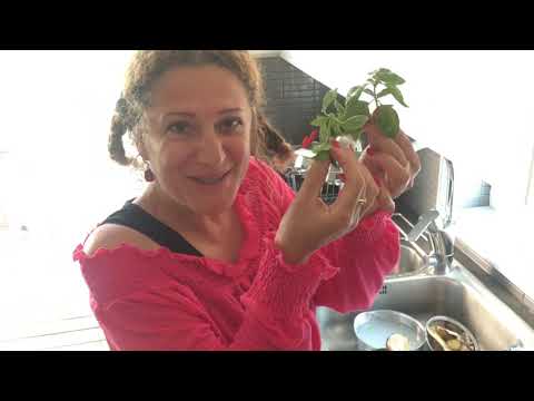 Video: Hur Man Lagar Spagetti Med Tomater Och Suluguni
