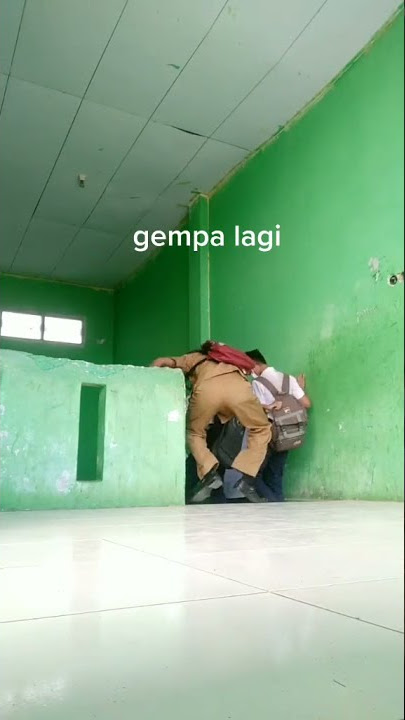 Gempa , Seorang Guru Panik dan murid berlarian