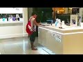Bub spielte auf einem Tablett in einem Laden, als der Verkäufer verstand warum nahm er ein Video auf