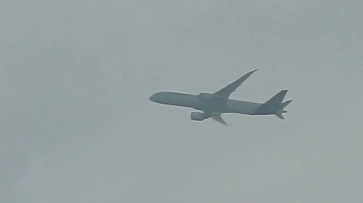 Lufthansa's first Boeing 787-9 descending near my house to Frankfurt Airport!