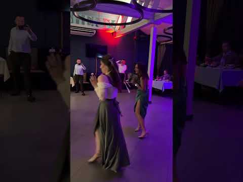💐По традиции и букет должен быть. А парень снимает уже на видео 😂 #ведущий #dj #свадьба #wedding