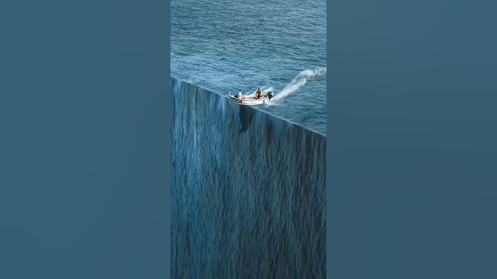 غرق مركب في البحر
