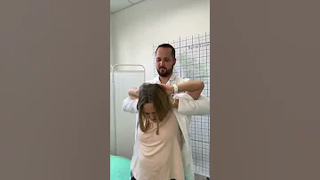 Как мануальный терапевт / остеопат поправляет спину
