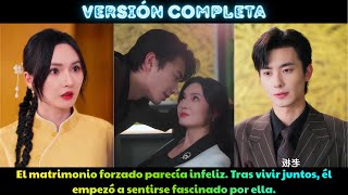 El matrimonio forzado parecía infeliz. Tras vivir juntos, él empezó a sentirse fascinado por ella.