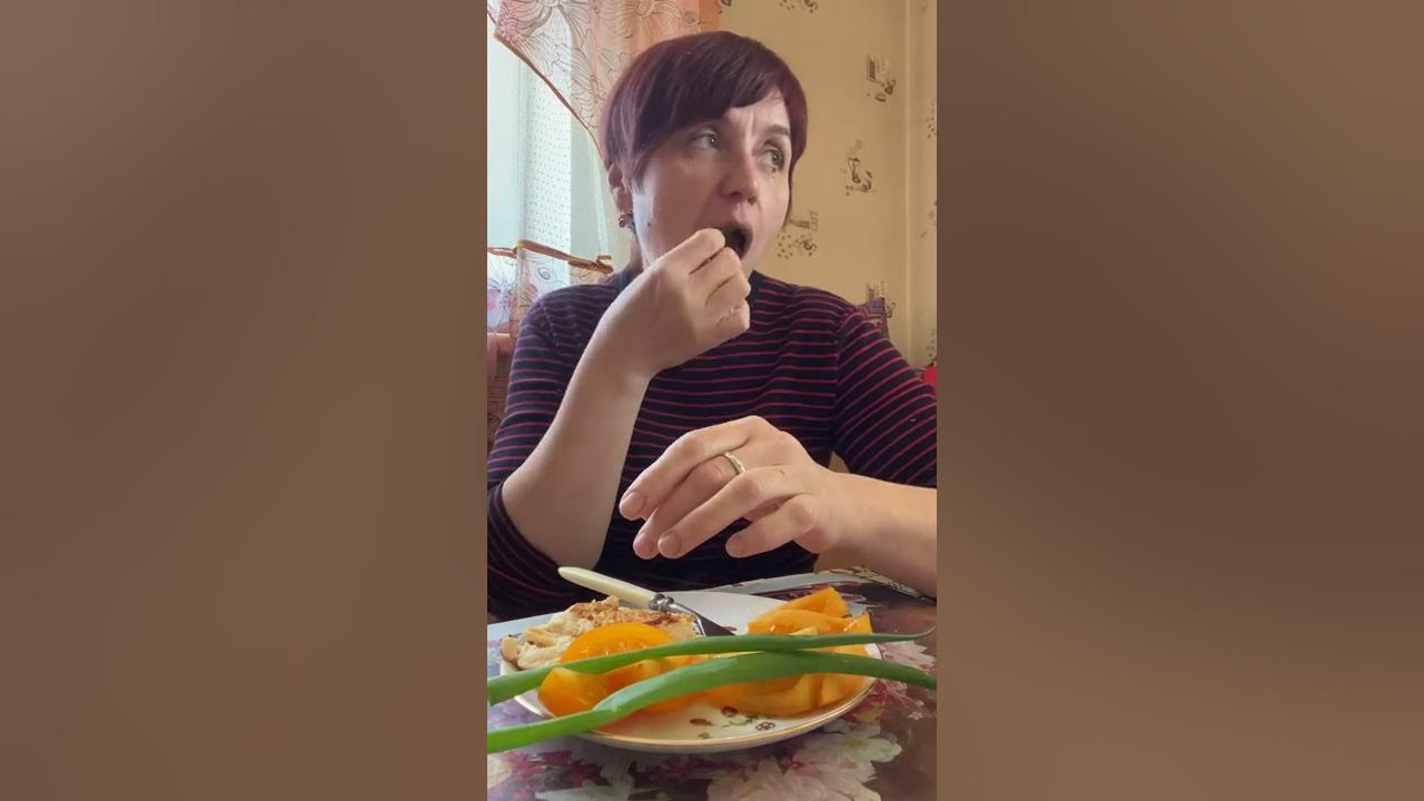 Восьмиклассница юля выпила за завтраком 200 г сока чёрной смородины. Арагорн и хоббиты второй завтрак. Восьмиклассница катя съела на полдник одну грушу массой 140 г. Съела кусочек торта массой 120г какую массу жиров она получила. Восьмиклассница аня съела 120 г творожной массы.