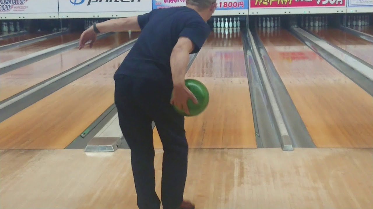 I challenge curve bowling with houseball both handsハウスボールを両手で曲げてみました