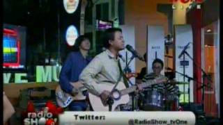 Video voorbeeld van "Efek Rumah Kaca - Mosi Tidak Percaya @Radioshow_tvOne 9-2-2012"