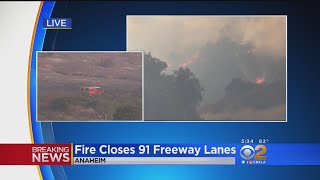 A fast-moving brush fire broke out monday near the riverside (91)
freeway on border of orange and counties quickly grew up to 550 acres,
au...
