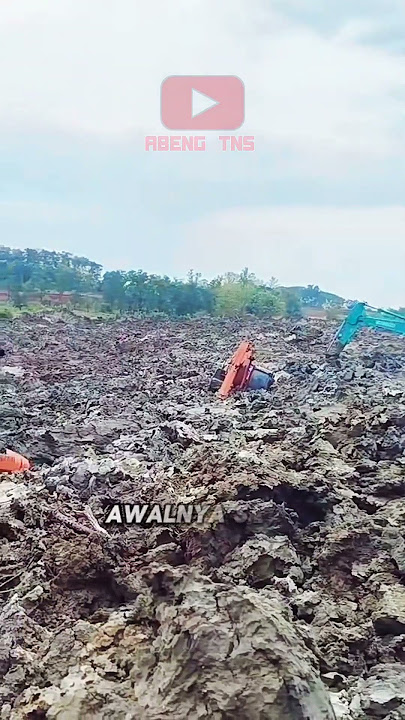 Detik detik excavator pada tenggelam di lumpur