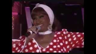 Celia Cruz - La vida es un carnaval (En vivo)