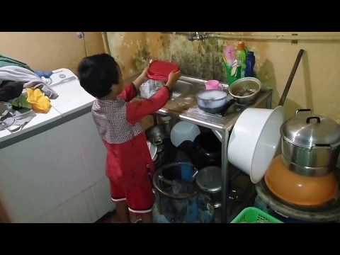 Anak Rajin Tulus Membantu Tua Cutehowto Video Cuci Piring Gambar