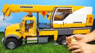 BRUDER машинки АВТОКРАН LIEBHERR. Большие машинки Брудер. Обзор и игра. Bruder crane truck MACK(В моем строительном автопарке появился автокран BRUDER! Тягач - MACK и кран - LIEBHERR. Это большая машинка Брудер...., 2016-01-10T06:00:00.000Z)