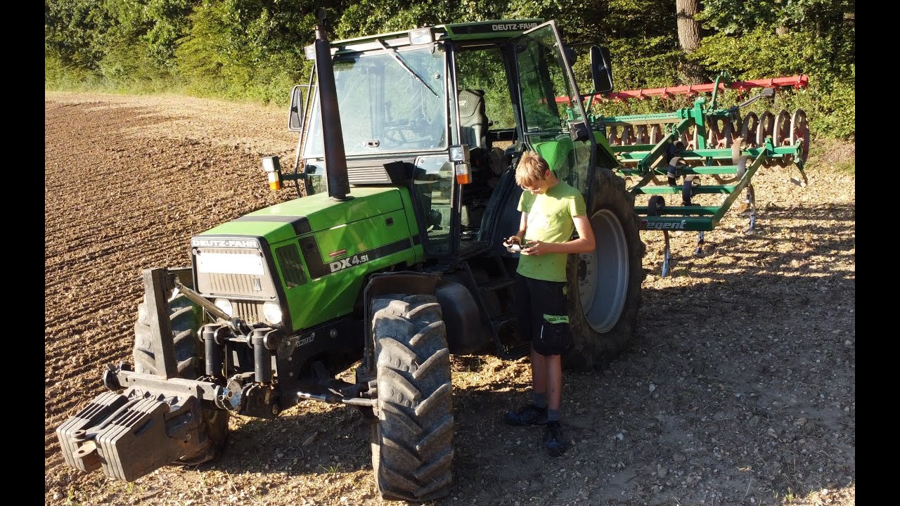 Deutz Fahr dx 4.51 beim grubbern