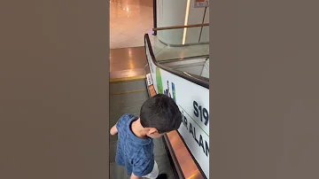 حمودة بدو يلعب على الدرج 
