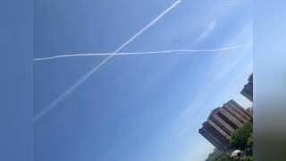 2 Planes form X-SHAPE white trails | Co-incident