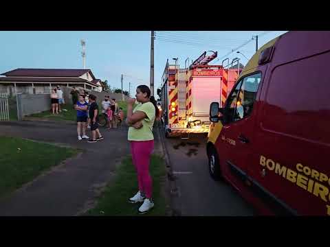 Motorista passa reto em rua, bate e capota em Curitiba