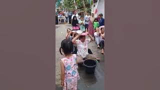 Lomba.mindahin air 1 ember menggunakan.piring..sampe kelihatan anunya.😂😂