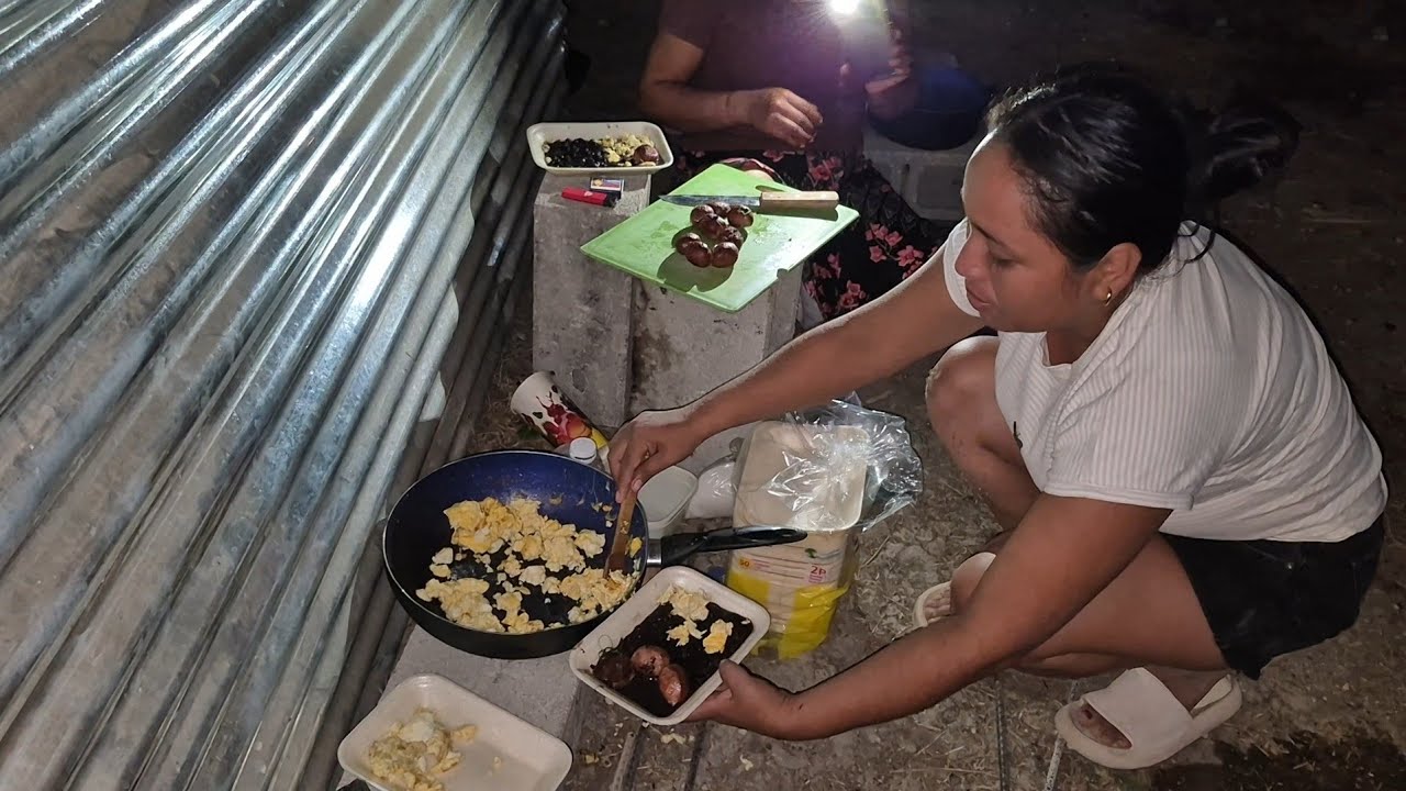 Les dimos comida a todos la casa ya tiene piso rústico un avance más 🏠