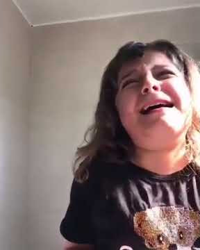 بنت قصت شعرها وبلشت تبكي