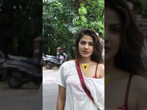 Rhea Chakraborty Snapped in Bandra ЁЯШНЁЯФеЁЯУ╕