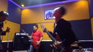 KOIL - KENYATAAN DALAM DUNIA FANTASY ft. Ahmad Dhani COVER BAND GARUT