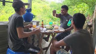 Llegó la hora del almuerzo en casa de Juan Pérez !!dónde andará Rambito !!!