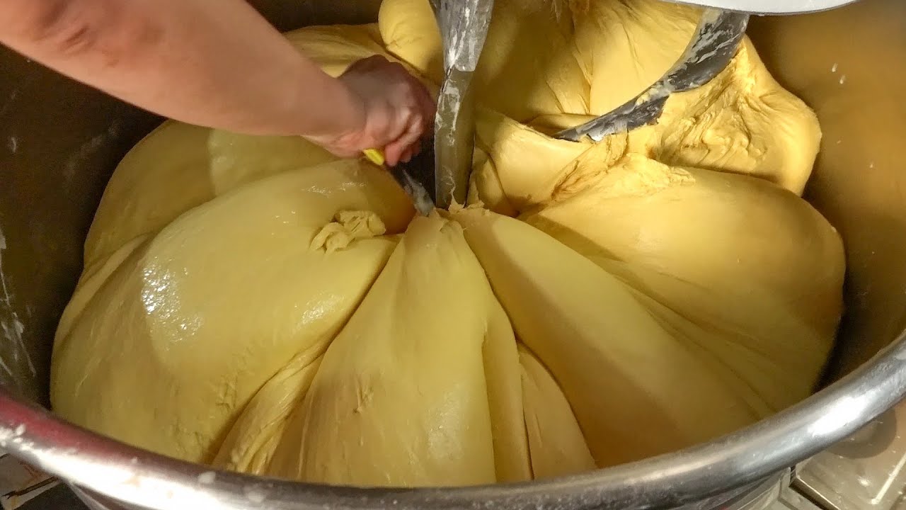 Giant Melon Bread (Melonpan) Making in Taiwan / 巨大菠蘿麵包製作 - Taiwanese Street Food