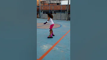 A vovó me gravando eu patinando