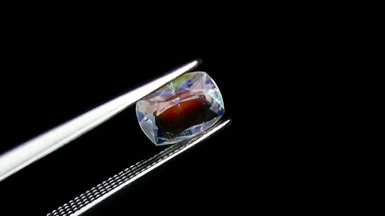 クリアの中にゆらめくみずみずしい虹色 0.73ct天然 レインボームーン