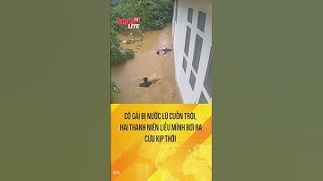 Cô gái bị nước lũ cuốn trôi, hai thanh niên liều mình bơi ra cứu kịp thời | Tin tức short