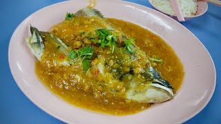 This Chinatown stall invented STEAMED FISH HEAD IN HOT SAUCE! (Singapore street food)