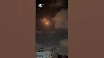 مشهد غير مسبوق يوثق لحظة سقوط صاروخ إيراني ثقيل في تل أبيب 