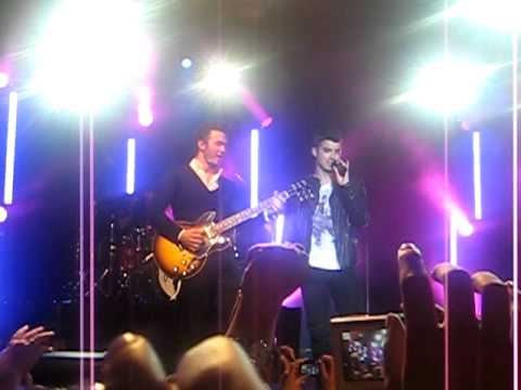 Jonas Brothers Medley - Joe Jonas & Kevin Jonas [N...